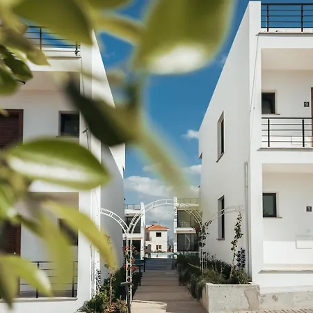 Pearl Island Homes מלון קיירניה